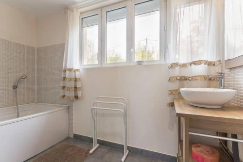 LormesAppaloosa的浴室配有盥洗盆、浴缸和盥洗盆