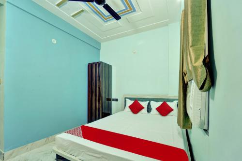 巴特那OYO Flagship Hotel R P Royal的一间卧室配有红色枕头的床