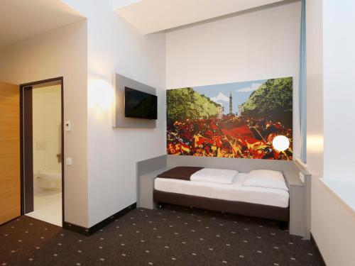 柏林柏林 - 蒂尔加滕酒店的一间卧室配有一张壁画床
