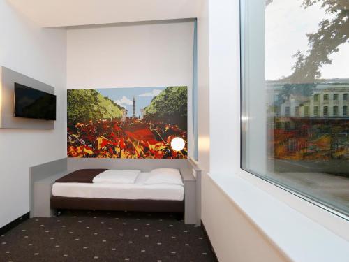 柏林柏林 - 蒂尔加滕酒店的一间卧室设有一张床和一个窗口