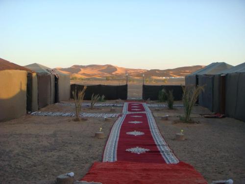 AdrouineHoneymoon Luxury Glamping的沙漠中红地毯