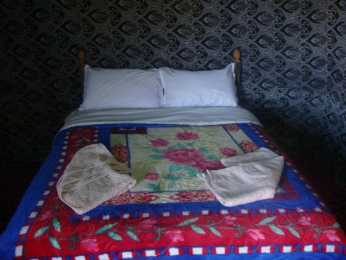 AdrouineHoneymoon Luxury Glamping的床上有两根棉被和被子