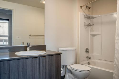 西雅图Capitol Hill 1br w gym bbq nr top schools SEA-660的浴室配有卫生间、盥洗盆和浴缸。