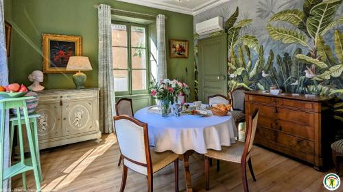 Saulx-de-VesoulLa Closerie des Anges的用餐室,配有鲜花桌