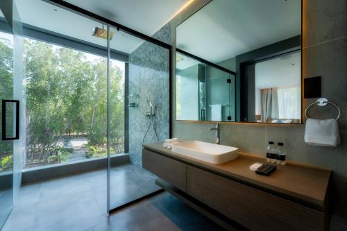 阿布扎比Nurai Water Villa By Luxury Explorers Collection的一间带水槽和镜子的浴室