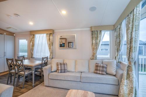 塞顿港Luxury 8 Berth-Wheelchair Access的客厅配有沙发和桌子