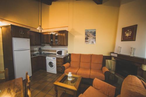 坎德拉里奥Casa Rural Puerta del Sol II de 2 habitaciones的带沙发的客厅和厨房