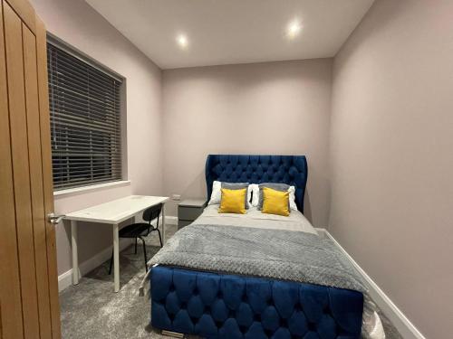 波塔当Boutique Villa - Room 1的一间卧室配有蓝色的床和一张书桌