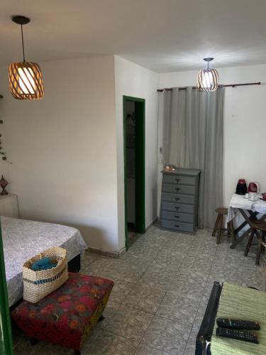 阿拉亚尔-杜卡布Suíte Pontal的一间卧室配有一张床、梳妆台和桌子
