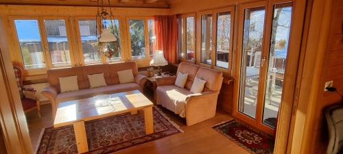 弗利姆斯Casa Bereca的客厅配有椅子和桌子,设有窗户