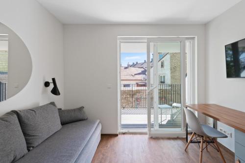 山麓布伦Schickes All-inklusive Apartmentzimmer by RESIDA Asset GmbH的带沙发和书桌的客厅