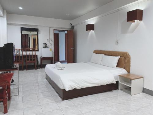 曼谷Win Mansion的一间卧室设有一张床和一间客厅。