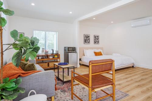 洛杉矶Beautiful Guest Studio near Universal Studios sleeps 4的客厅配有床和沙发