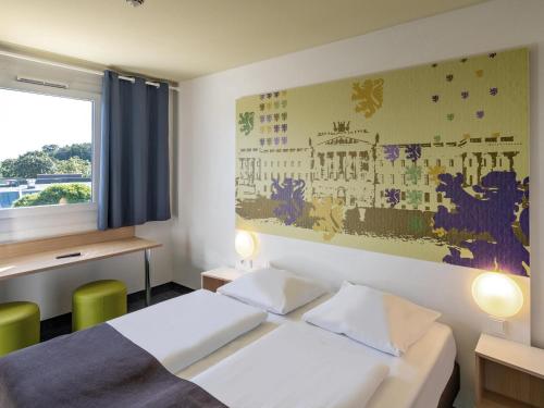 布伦瑞克布伦瑞克北B＆B酒店的酒店客房设有一张床,墙上挂有绘画作品