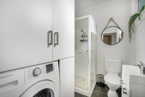 Derwent ParkHaven on Timsbury, Urban Escape near Mona的白色的浴室内配有洗衣机。
