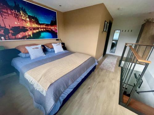 阿姆斯特丹Willem de Zwijgerlaan Luxury Ark的一间卧室配有一张壁画大床