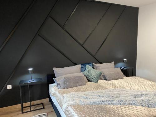 比勒费尔德Alte Schreinerei的一间卧室设有一张大床和黑色墙壁