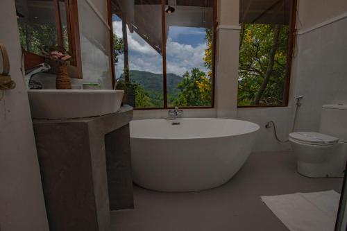 埃拉埃勒塞伦尼特度假屋的带浴缸、盥洗盆和卫生间的浴室