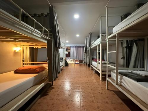 皮皮岛韩格福尔旅舍的走廊上设有几张双层床。