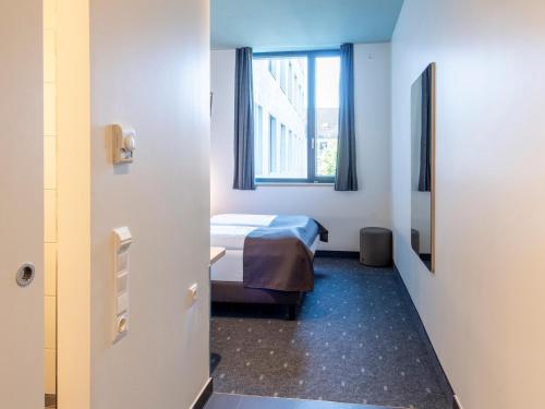 慕尼黑B&B Hotel München-Trudering的一间医院间,配有床和窗户