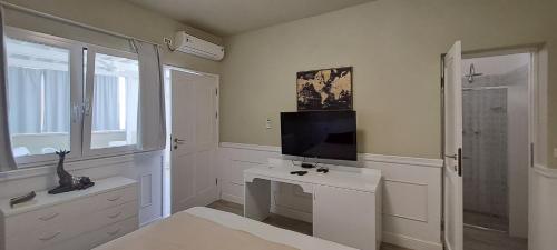 RabilSea view sol & mar的白色的客房配有电视和白色的书桌