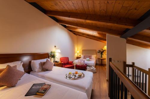 泰塞拉Hotel Venice Resort Airport的酒店客房带两张床和楼梯