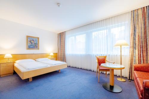 施泰尔施蒂里亚公园酒店的酒店客房,配有床和沙发