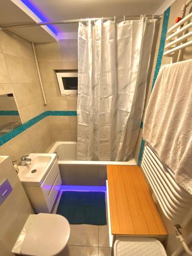 克拉科夫Cheap entire apartment in a super location的带浴缸、盥洗盆和卫生间的浴室