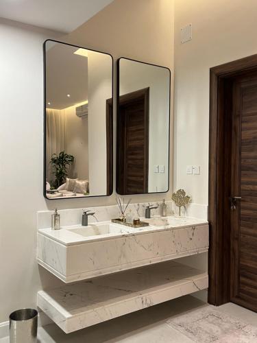 布赖代رست فيلا restvilla的一间带两个盥洗盆和大镜子的浴室