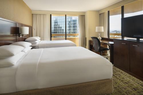 圣地亚哥圣地亚哥拉霍亚万豪酒店的酒店客房设有两张床和一台平面电视。