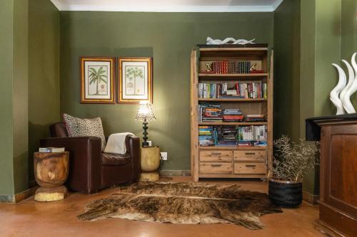 马迪克韦狩猎保护区Last Word Madikwe的带沙发和书架的客厅