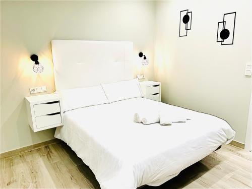 科尔多瓦RIBERA HOME 2的白色卧室,配有白色的床和2个床头柜