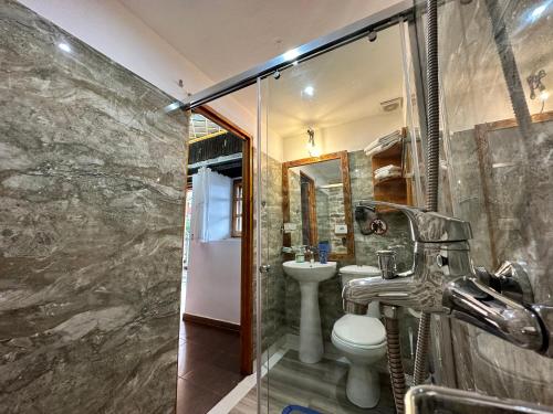 吉诺卡斯特Guesthouse Mele的带淋浴、卫生间和盥洗盆的浴室