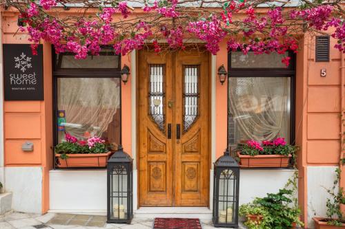 雅典美家园酒店的橙色的房子,有木门和鲜花
