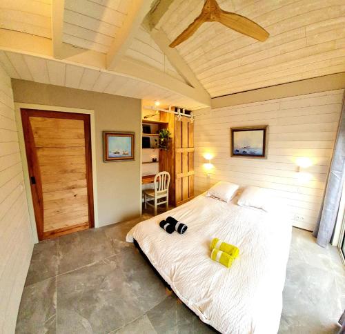 圣让-德吕兹Lodge Terre de Glisse的一间卧室,床上放着两只动物