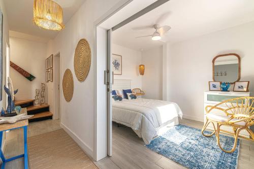 La JacaBrisa Marina的一间卧室配有一张床、一张桌子和一面镜子