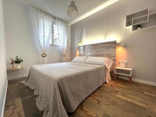 Premia de DaltLes Terrasses de la Cisa, 20kms de BCN的白色的卧室设有一张大床和一个窗户