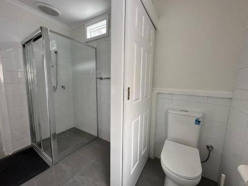 悉尼2 Bedroom Darling Harbour - Pyrmont 2 E-Bikes Included的带淋浴和卫生间的白色浴室