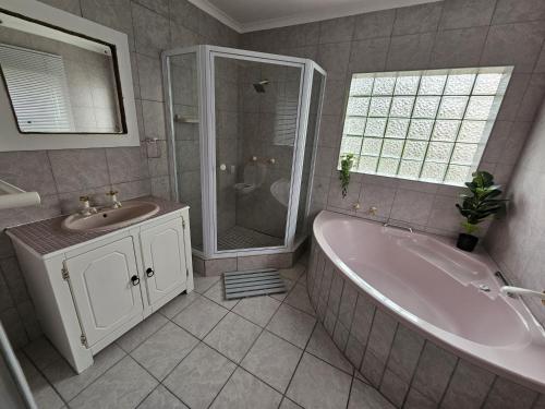 兰格班The Dutch Corner house的带浴缸、水槽和淋浴的浴室