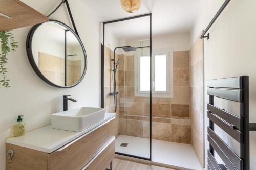 邦多勒* Le Floréal * Magnifique T3 vue Mer的一间带水槽和镜子的浴室