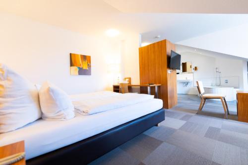 曼海姆达尔斯泰因酒店的酒店客房带一张床和一个厨房