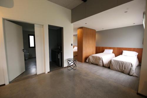 奇维尔科伊Hotel Tomaso的一间带两张床的卧室和走廊