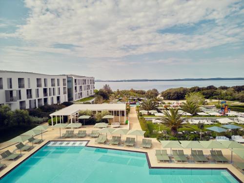 扎达尔法肯斯特尼狄亚多拉家庭酒店的享有带游泳池和椅子的度假村的空中景致