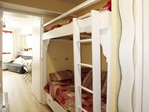 莱索尔Appartement Les Orres, 1 pièce, 6 personnes - FR-1-322-403的客房设有两张双层床和一张床。