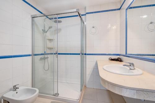德尔锡伦西奥海岸Balcon del Mar 496的带淋浴和盥洗盆的浴室