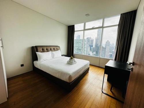 吉隆坡Vortex Suites KLCC by Nadia Guesthouse Kuala Lumpur的一间卧室设有一张床和一个大窗户