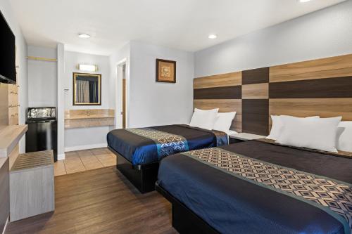 奥克兰清风湾酒店的酒店客房设有两张床和电视。