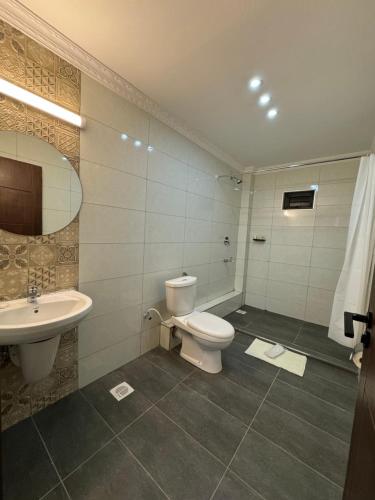 纳库鲁Ivory Park Hotel - Safari Waterworld的一间带卫生间和水槽的浴室