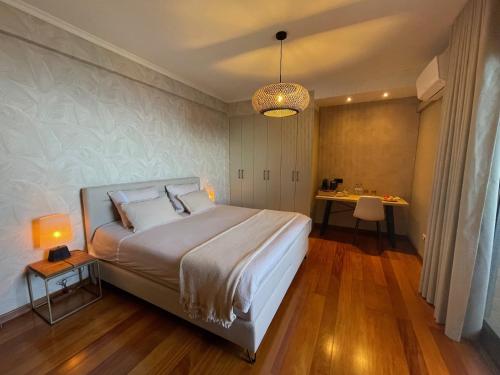 加乌拉Casa do Mundo Madeira的一间卧室配有一张大床和一张桌子