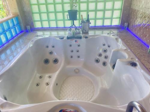 Buff BayWindbreak Villa的客房内的白色大浴缸